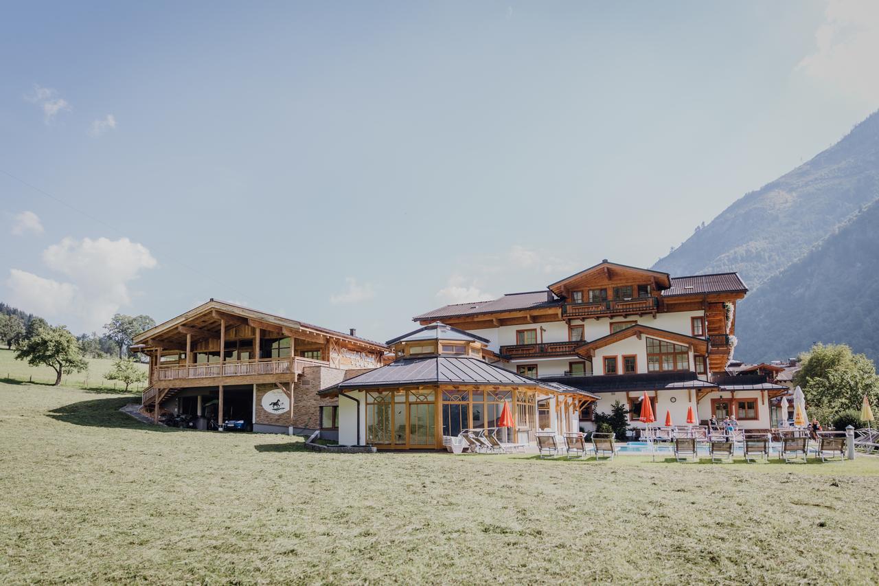 Готель Feriendorf Ponyhof Fusch an der Grossglocknerstrasse Екстер'єр фото