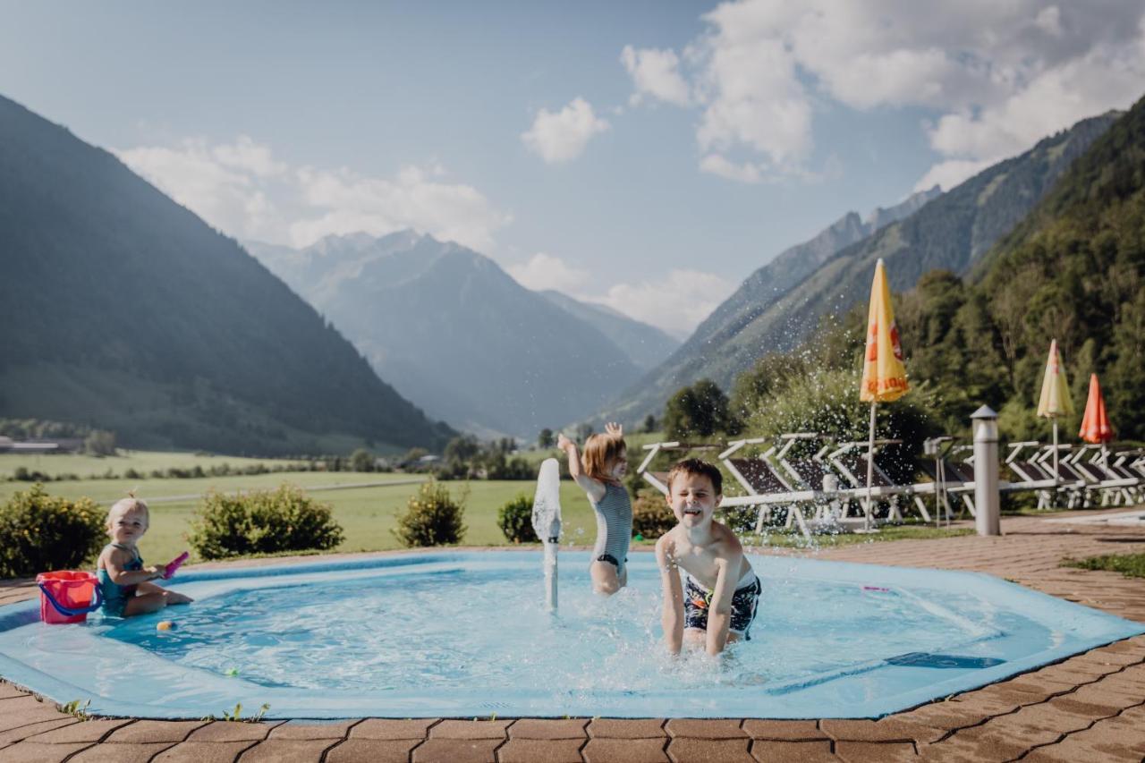 Готель Feriendorf Ponyhof Fusch an der Grossglocknerstrasse Екстер'єр фото